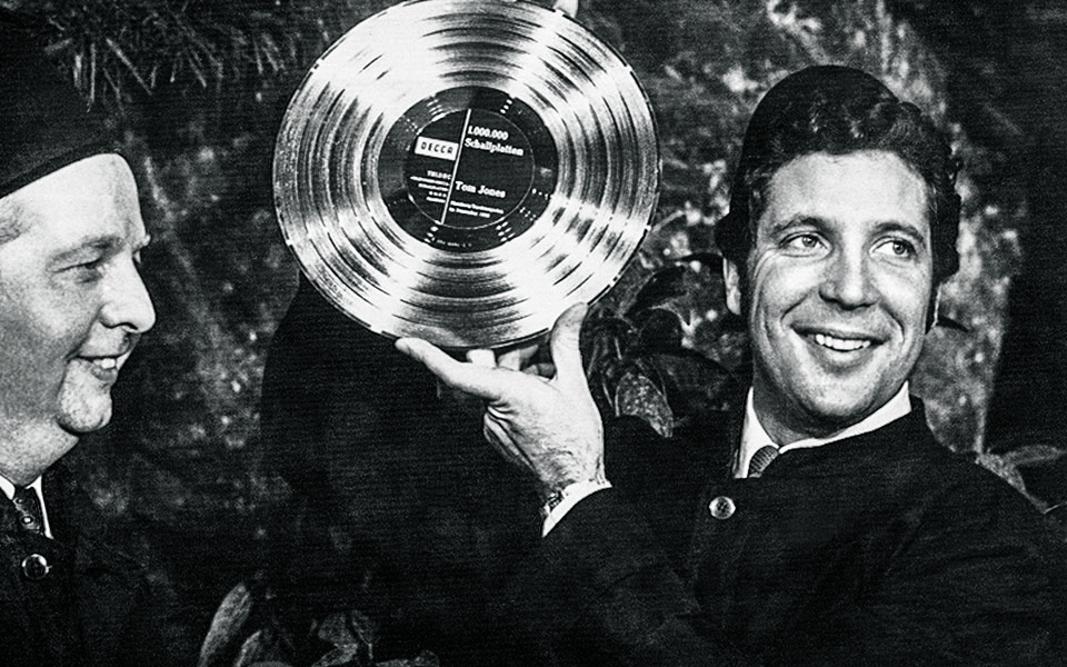 Η αλεξίσφαιρη φωνή του Τομ Τζόουνς-3