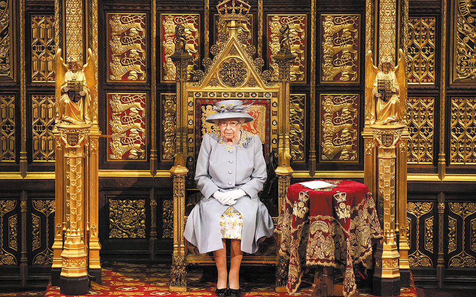 βασίλισσα-ελισάβετ-μόνη-χωρίς-στέμμα-561359941