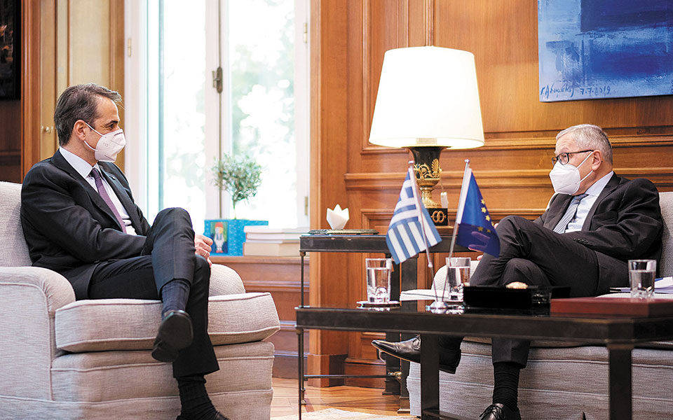 Αντεπίθεση για τα εργασιακά από την κυβέρνηση-1