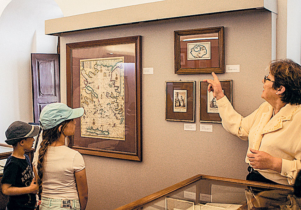 Η Ελληνική Επανάσταση με… θέα την Καλντέρα της Σαντορίνης-3