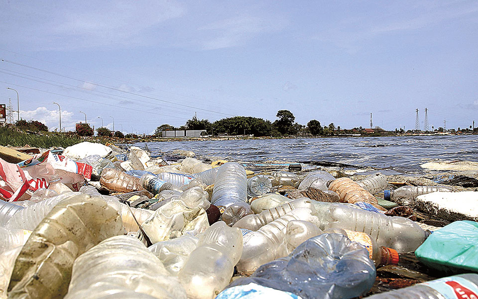 οι-κολοσσοί-των-πλαστικών-απορριμμάτ-561368446