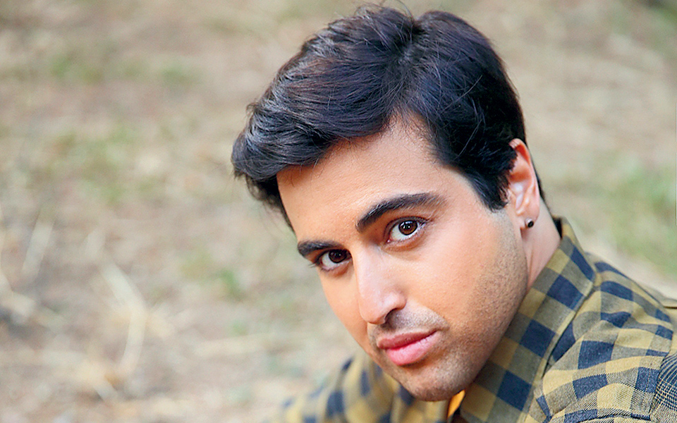 ενα-εικοσιτετράωρο-με-τον-τραγουδιστ-561372232