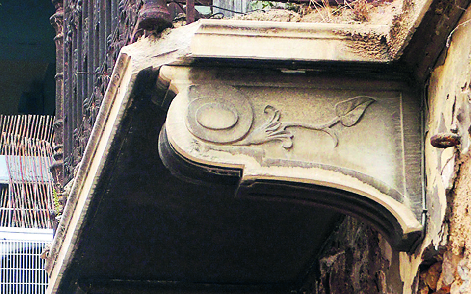 τα-μεσοπολεμικά-ερείπια-της-οδού-κερα-561380137