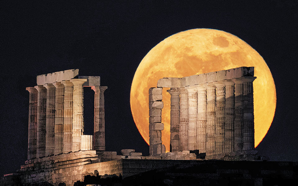 μαγευτική-υπερπανσέληνος-και-έκλειψ-561377686