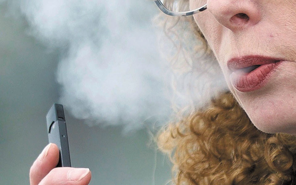 κάπνισμα-αυξημένος-κίνδυνος-covid-19-561378190