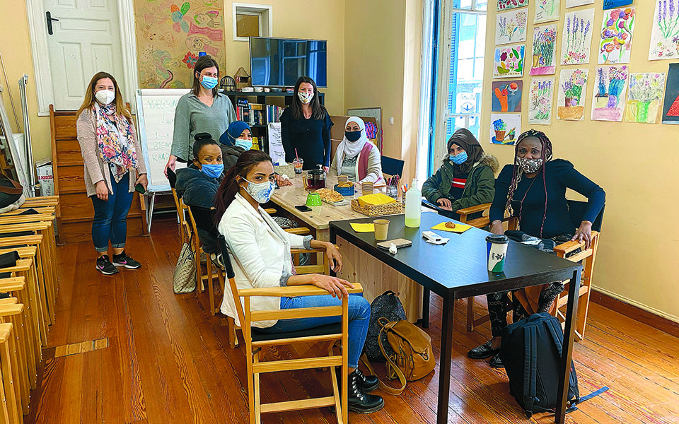 μια-μέλισσα-φέρνει-την-άνοιξη-561381412