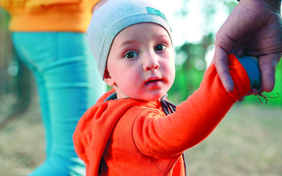 στάσου-πλάι-του-μέσω-της-αναδοχής-561381607