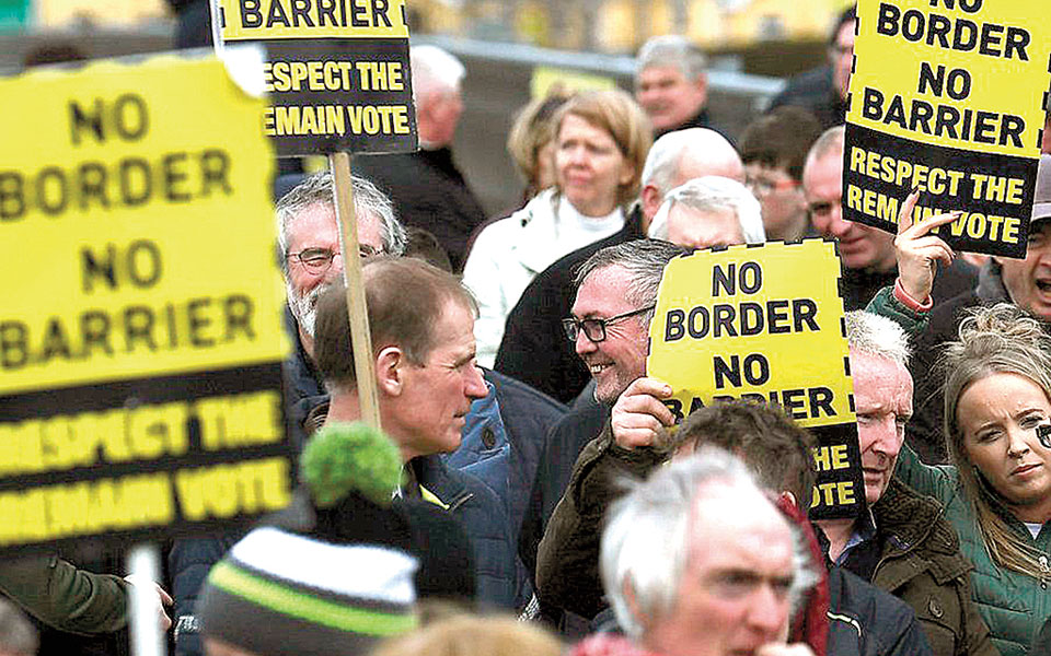 ταπεινωτική-μεταχείριση-ευρωπαίων-561381001