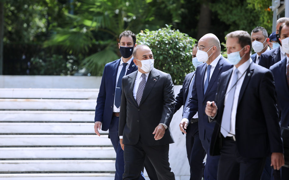 Επίσκεψη Τσαβούσογλου: Σε εξέλιξη η συνάντηση με Δένδια – Περπάτησαν μαζί προς το ΥΠΕΞ-2