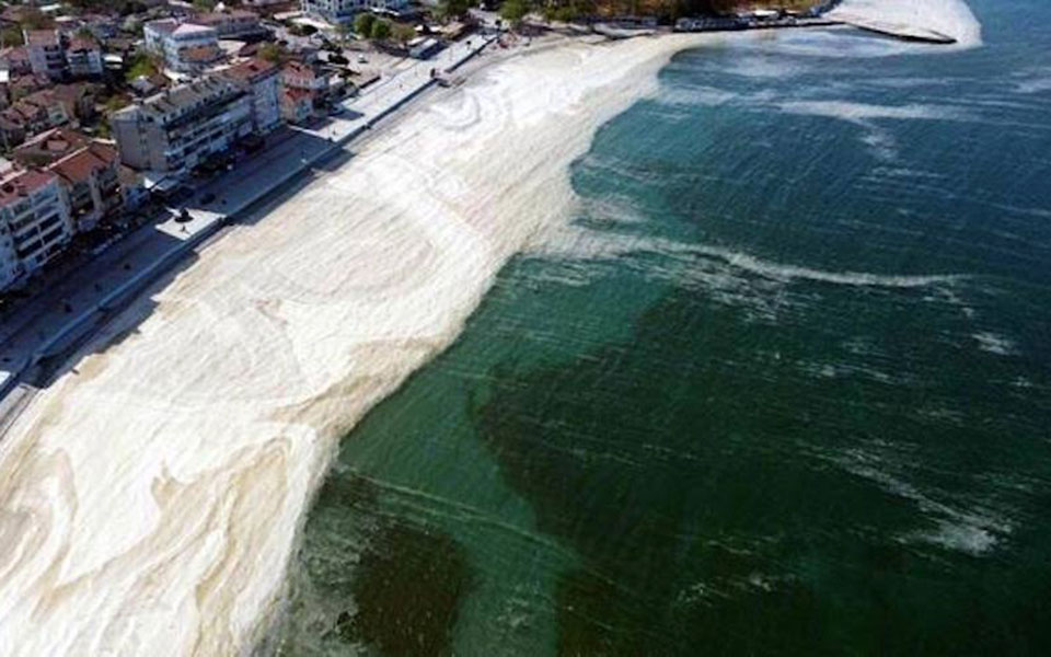 βλέννα-απειλεί-τις-θάλασσες-της-τουρκ-561376660