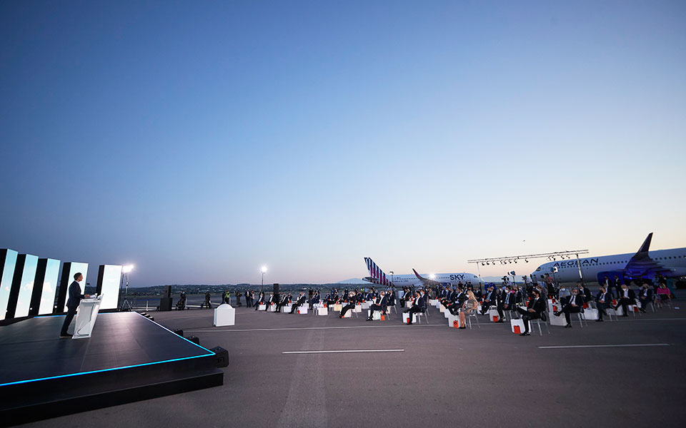 μοντέλο-αεροδρομίων-και-στα-λιμάνια-561369541