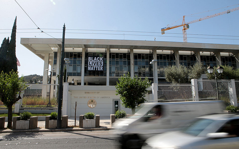 τζορτζ-φλόιντ-to-black-lives-matter-στην-πρόσοψη-της-αμ-561375952