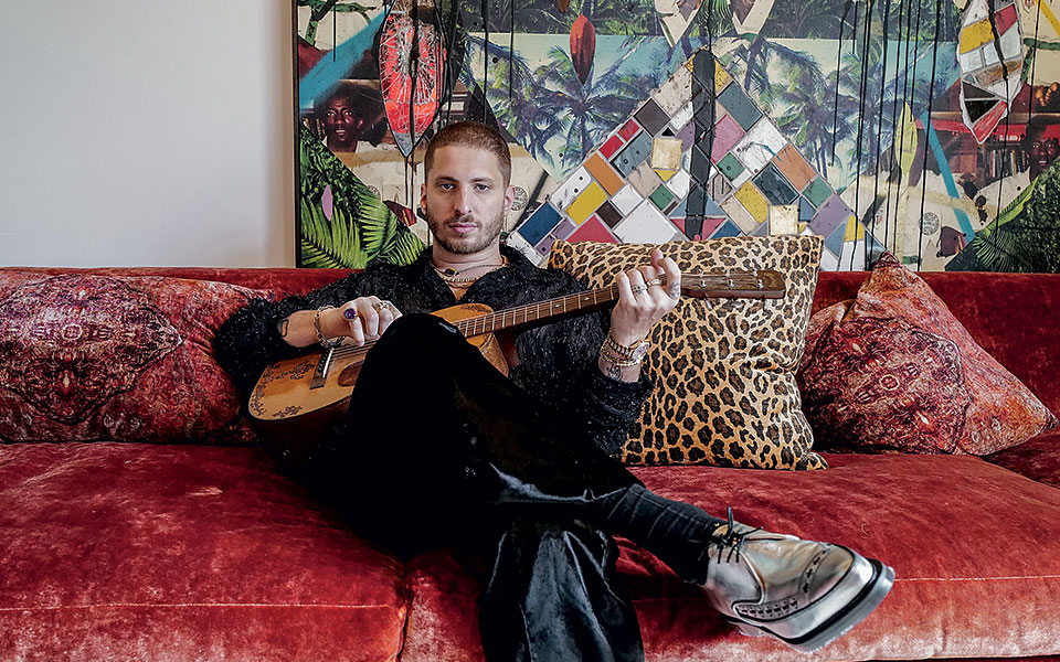 κονσόλες-κιθάρες-561366214