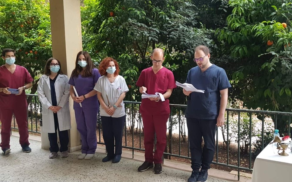 «Σωτηρία»: Ανάσταση στο πλευρό των ασθενών της Covid-1