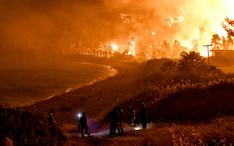 Φωτιά στον Σχίνο: Ολονύχτια μάχη με φλόγες και θυελλώδεις ανέμους-3