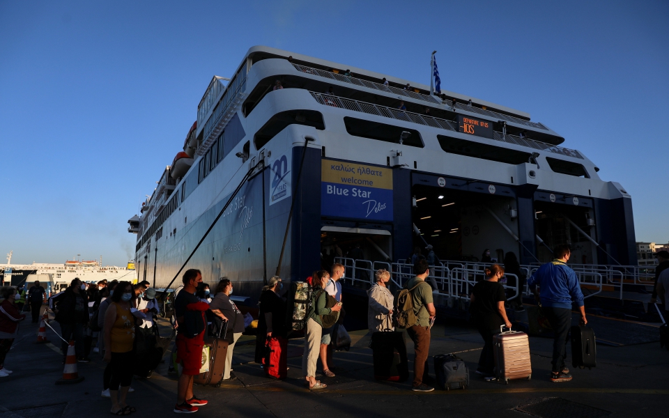 τίτλοι-τέλους-στο-lockdown-με-απόβαση-στα-νησ-561363913