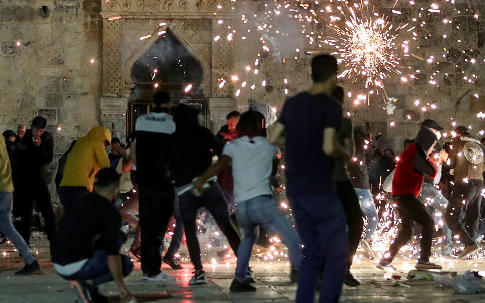 δεκάδες-τραυματίες-σε-συγκρούσεις-πα-561355879