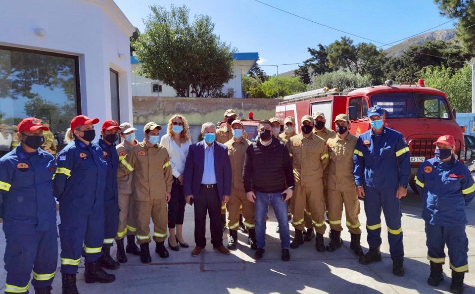 βγαίνει-η-κάλυμνος-από-το-βαθύ-κόκκιν-561373306