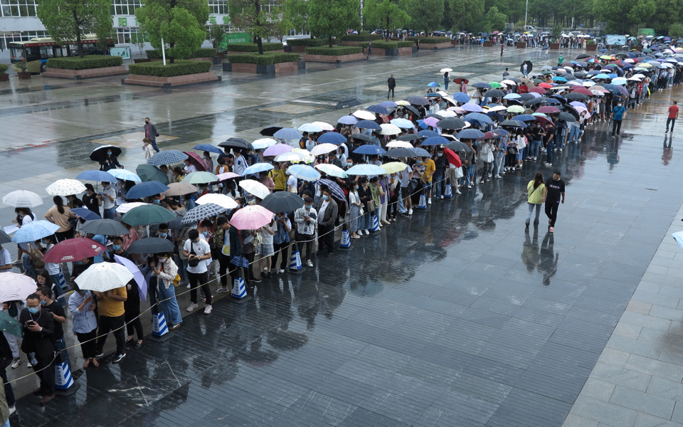 O φόβος στέλνει τους Κινέζους στα εμβολιαστικά κέντρα (εικόνες)-1