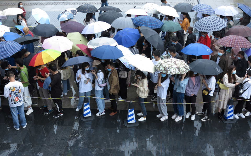 O φόβος στέλνει τους Κινέζους στα εμβολιαστικά κέντρα (εικόνες)-2