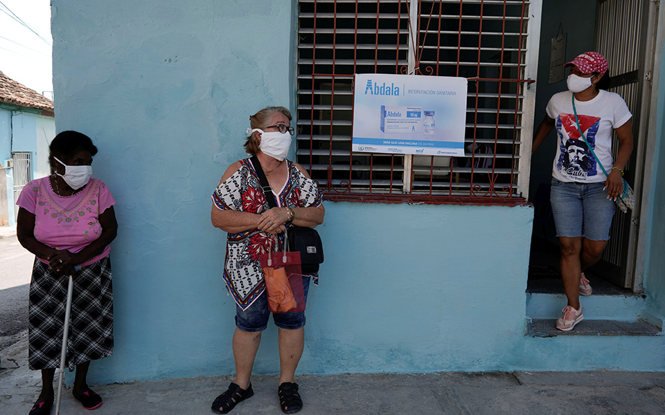 Αντιμέτωποι με νέο κύμα της πανδημίας, οι Κουβανοί εμβολιάζονται με Αμπντάλα και Σομπεράνα-1