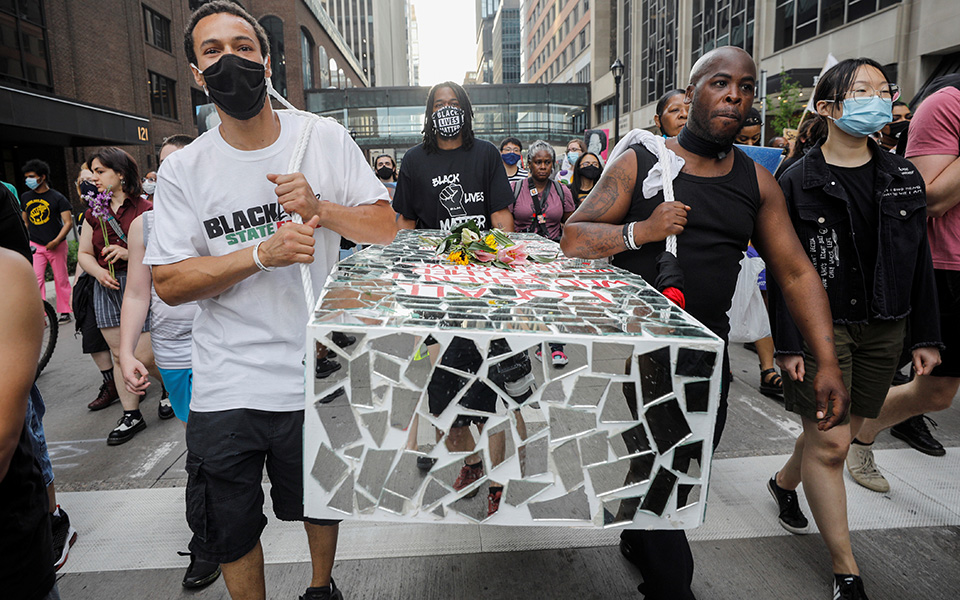 η-μινεάπολις-τιμά-τη-μνήμη-του-τζορτζ-φ-561373804