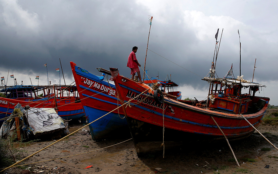 Ινδία: Eνα εκατομμύριο κάτοικοι αφήνουν τα σπίτια τους καθώς πλησιάζει νέος κυκλώνας-2