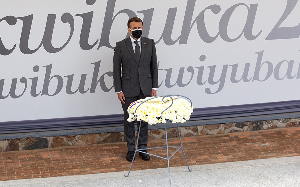 στην-ρουάντα-o-μακρόν-ζήτησε-συγχώρ-561378553