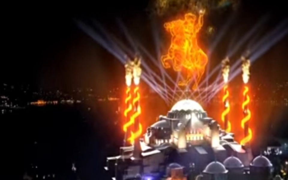 προκλητικό-σόου-με-φόντο-την-αγία-σοφί-561381781