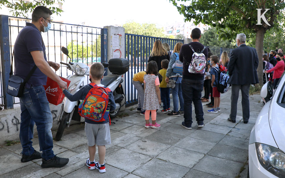 σχολεία-επιστροφή-στα-θρανία-με-όπλο-τ-561358459