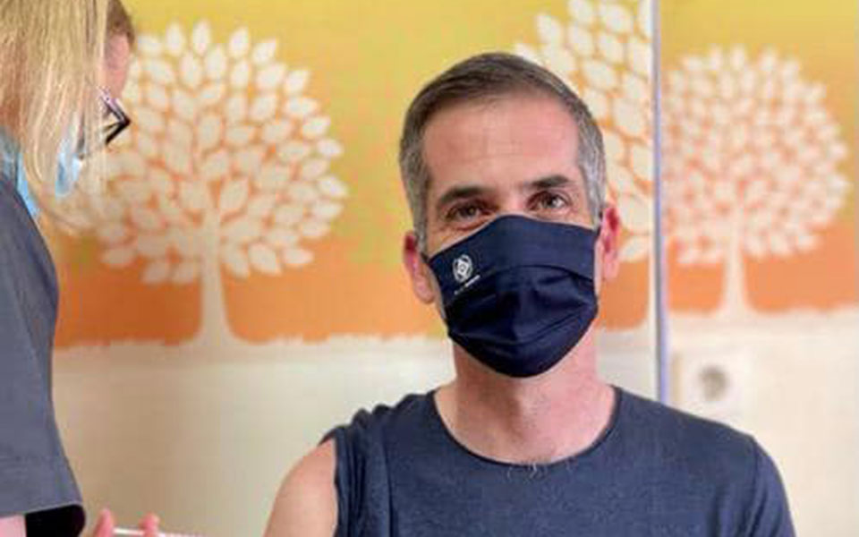 με-astrazeneca-εμβολιάστηκε-ο-κώστας-μπακογιάν-561365398