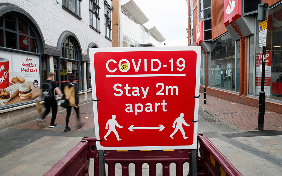 κορωνοϊός-βρετανία-εκτίναξη-στα-4-000-κ-561380401