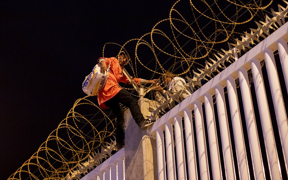 Το δράμα της Θέουτα: Ανήλικοι παλεύουν με τα νερά της Μεσογείου – Εικόνες-1