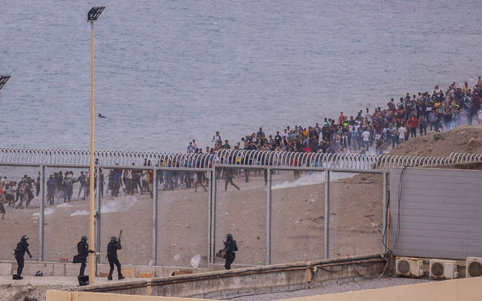 Το δράμα της Θέουτα: Ανήλικοι παλεύουν με τα νερά της Μεσογείου – Εικόνες-2