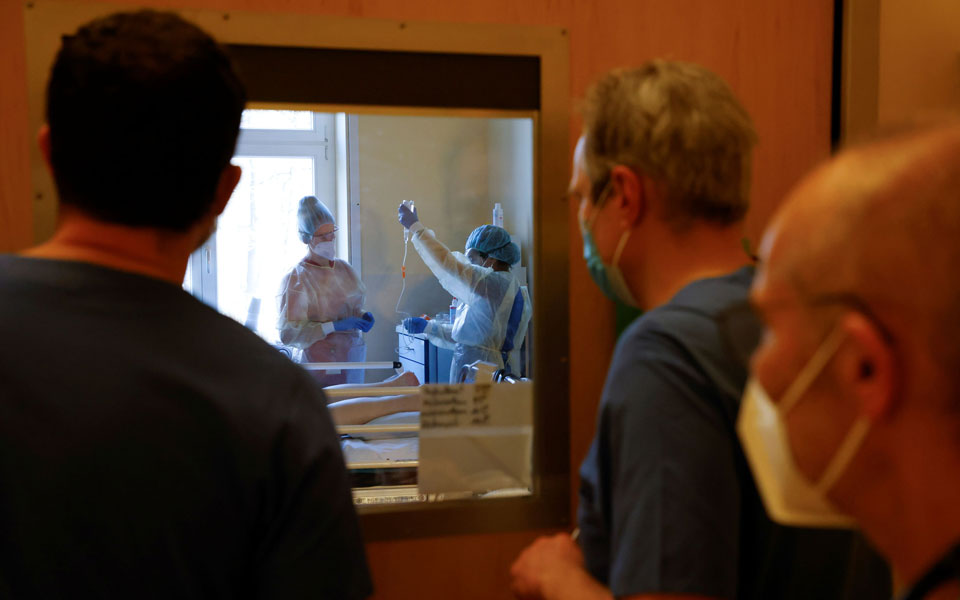 κορωνοϊός-το-αποτύπωμα-του-πάσχα-561363691