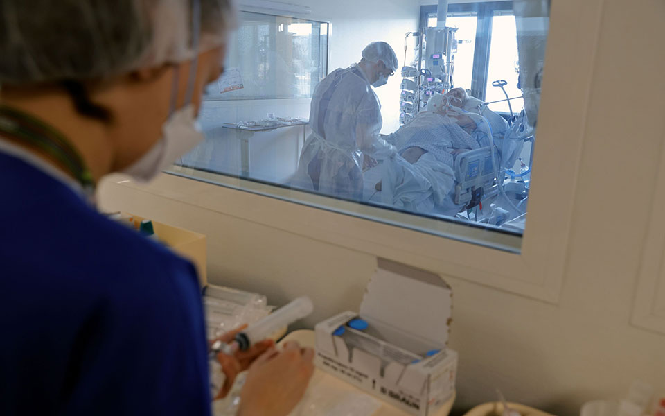 Κορωνοϊός: 1.262 κρούσματα, 656 διασωληνωμένοι, 50 θάνατοι-3