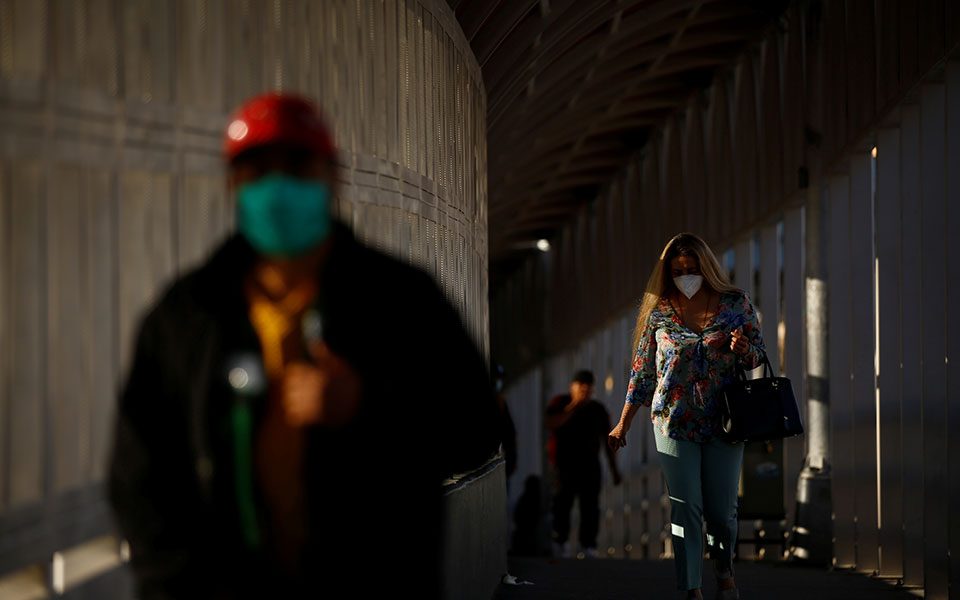 ηπα-οι-θάνατοι-από-covid-19-στο-χαμηλότερο-επ-561368008