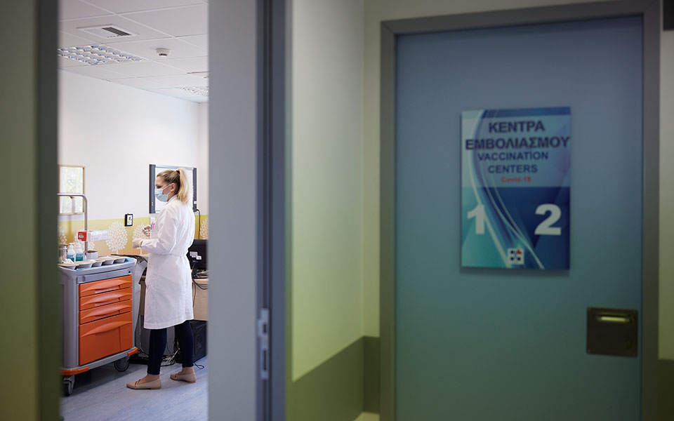 με-astrazeneca-εμβολιάστηκε-η-υφυπουργός-εργασ-561351115