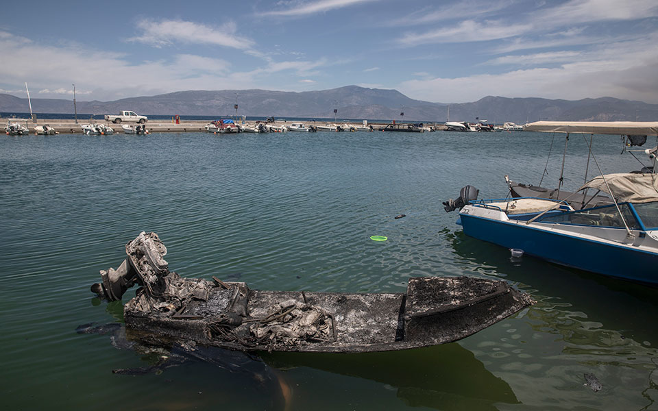 fotia-ston-schino-olonychtia-machi-me-floges-kai-thyellodeis-anemoys8