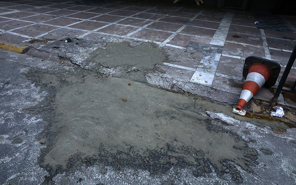 Οικοδόμοι επιχείρησαν να χτίσουν με μπετόν την είσοδο του υπουργείου Εργασίας-2