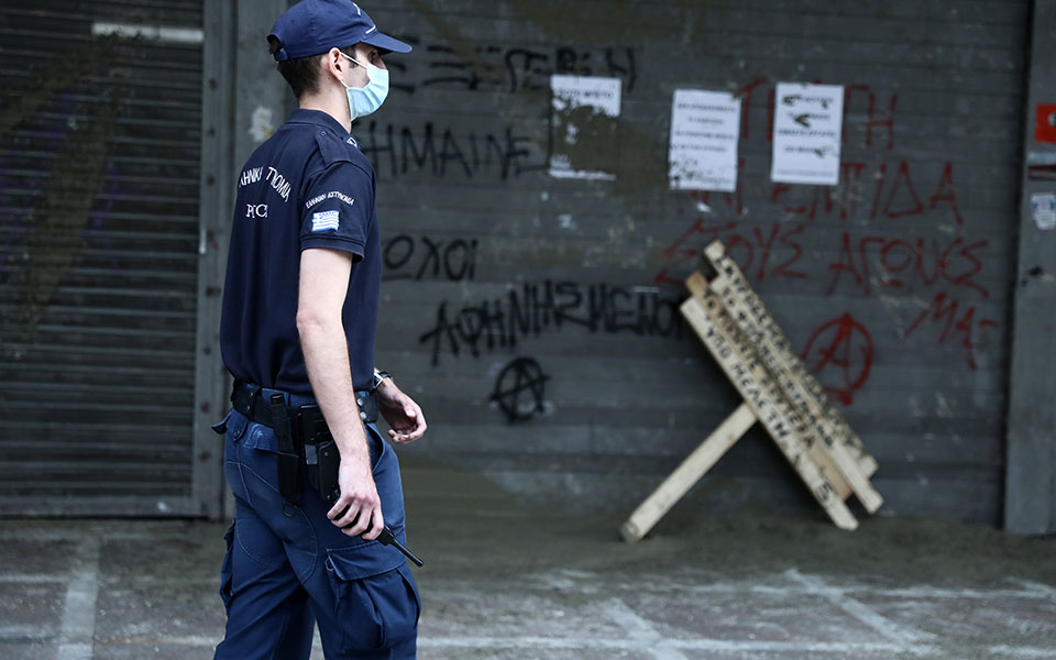 οικοδόμοι-επιχείρησαν-να-χτίσουν-με-μ-561383143