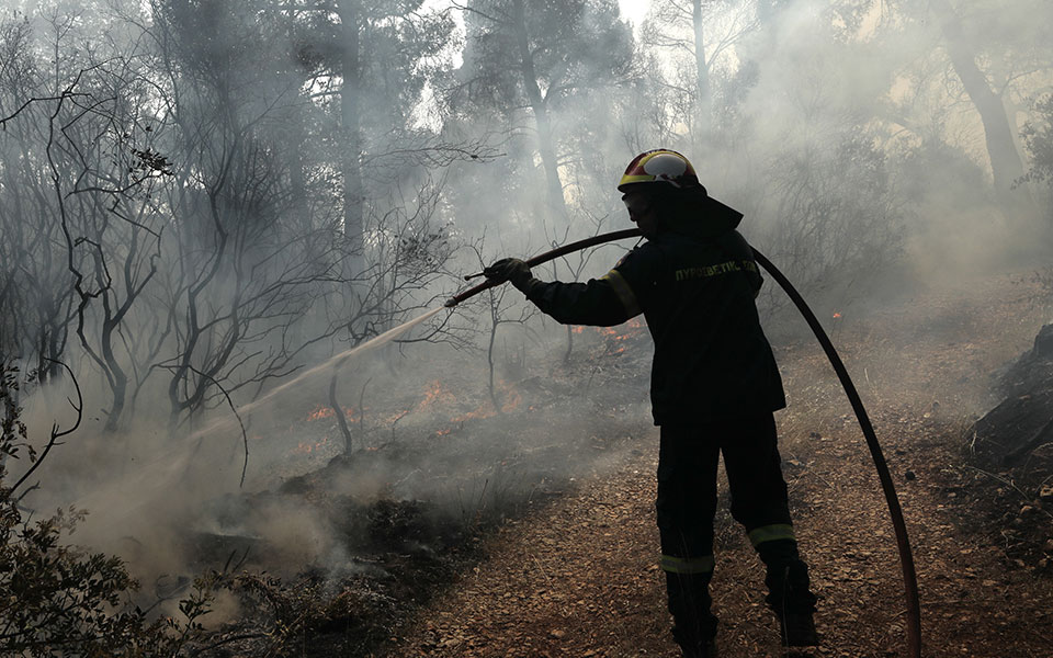 μεγάλες-φωτιές-στα-λουτρά-ωραίας-ελέν-561380236