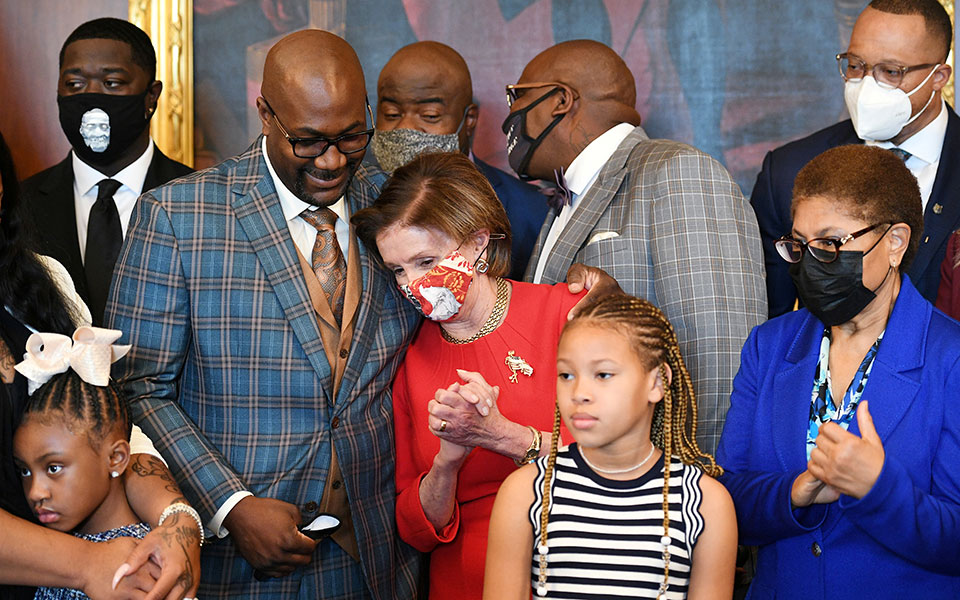 οι-αμερικανοί-τιμούν-τη-μνήμη-του-τζορ-561376093