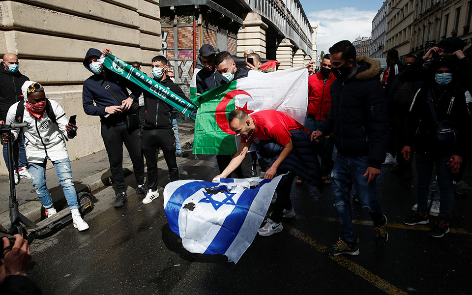 συγκρούσεις-της-γαλλικής-αστυνομίας-561365392