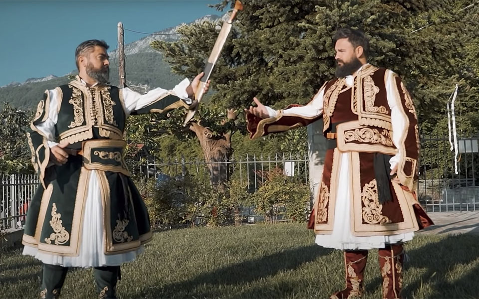 γαμπρός-και-νύφη-πήγαν-στην-εκκλησία-μ-561364513