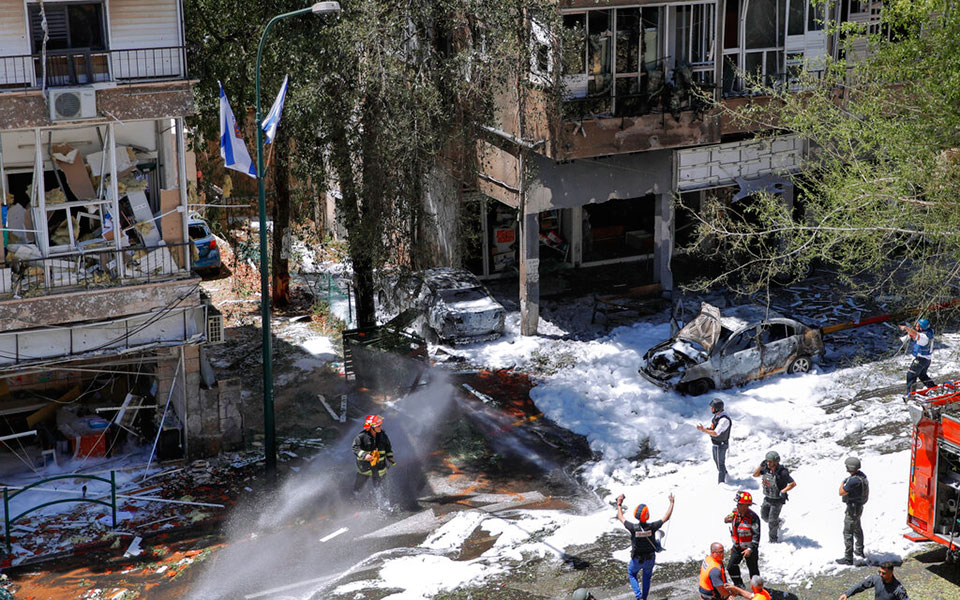 Κατέρρευσε μετά από βομβαρδισμό κτίριο στη Γάζα, όπου στεγάζονται το Associated Press και το Al Jazeera-6