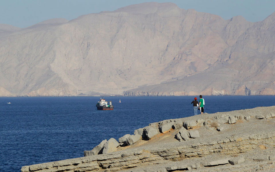 στενά-ορμούζ-προειδοποιητικά-πυρά-αμ-561358480
