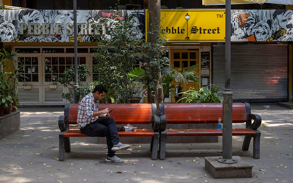 Ινδία: Ένας 26χρονος γιατρός αποφασίζει ποιος θα ζήσει και ποιος θα πεθάνει-9