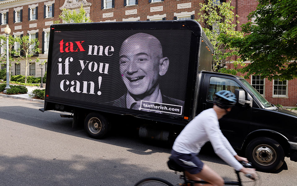 ηπα-τζεφ-μπέζος-πλήρωσε-κι-εσύ-ψηλούς-561367072