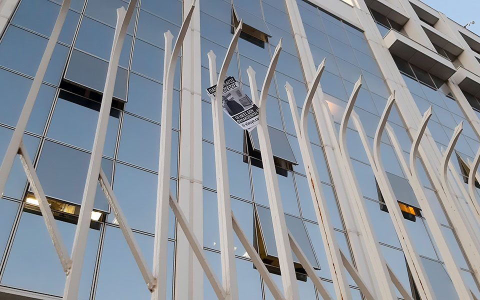 πέταξαν-τρικάκια-έξω-από-το-κτίριο-της-561359665